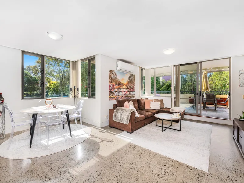 STYLISH A/C GROUND FLOOR UNIT HUGE SUNNY TERRACE, SECURITY PARKING & SWIMMING POOL!