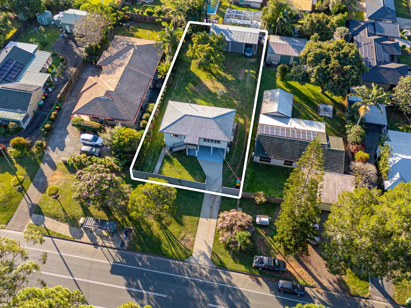 Family home with Leafy outlook and a large 6x9m Shed- Ready for its next owner !