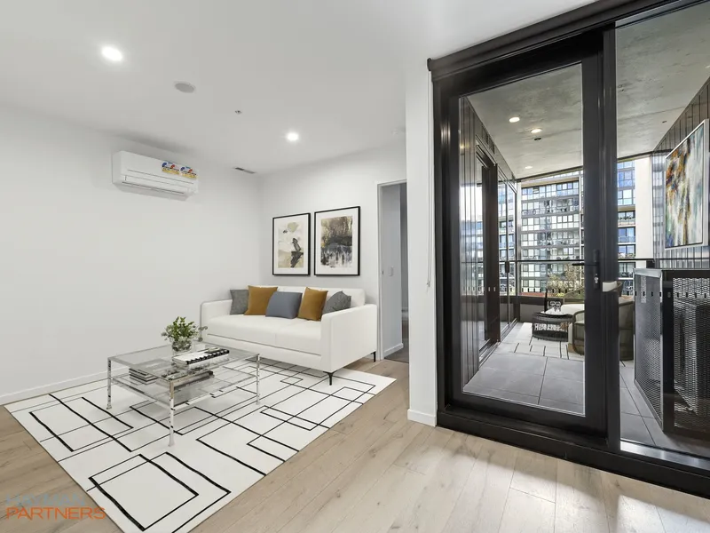 Metropol, commanding style, chic and a brilliant position.