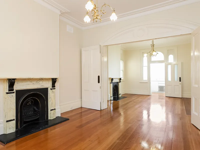 Grand Victorian Apartment With Private Courtyard - Moments From Petersham Village & Station 
