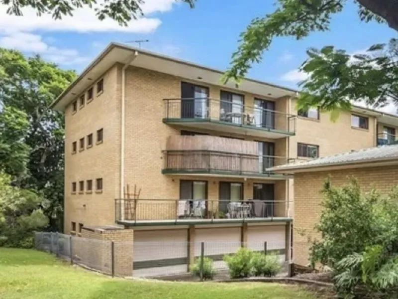 Close to Station, Indooroopilly Shopping, Schools, Childcare, University !!