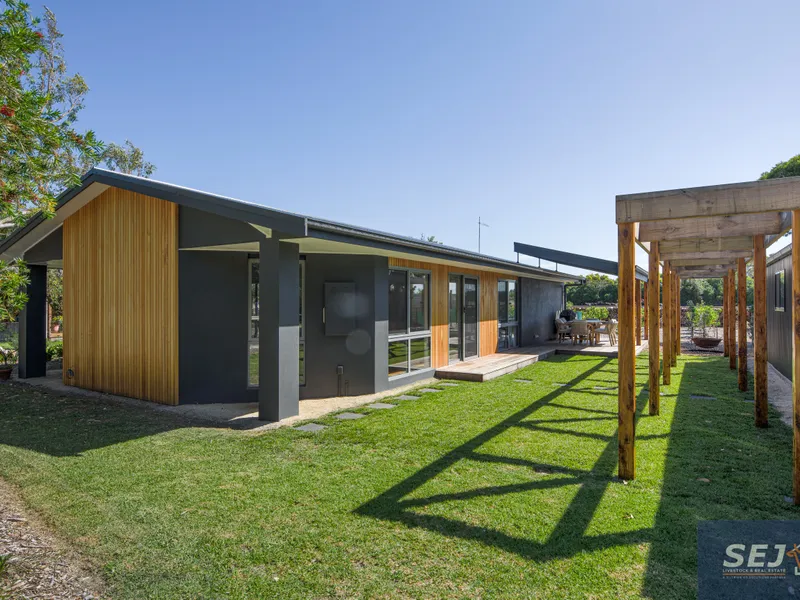 Super stylish contemporary coastal home