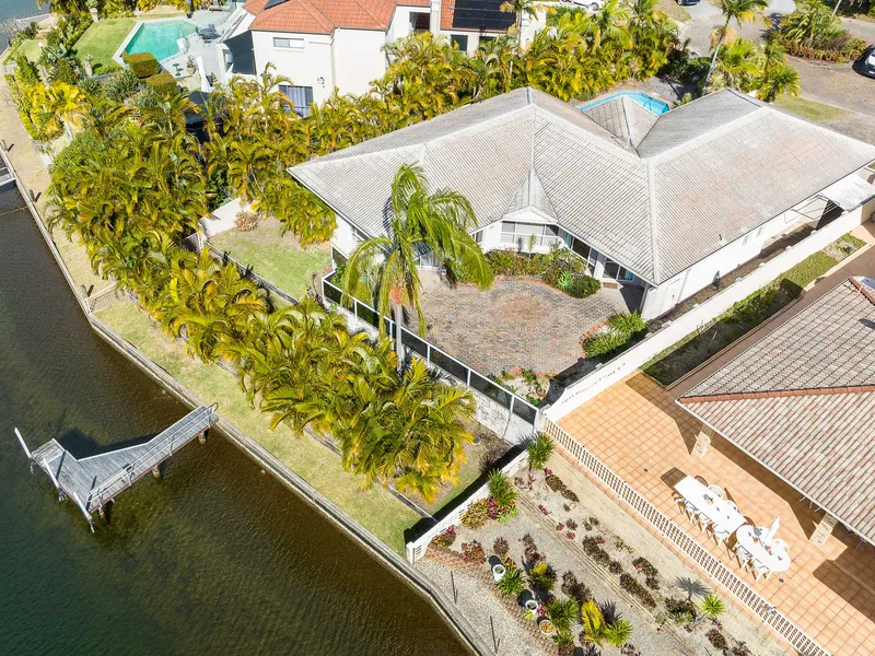 Waterfront Family home in Prime Coastal Location