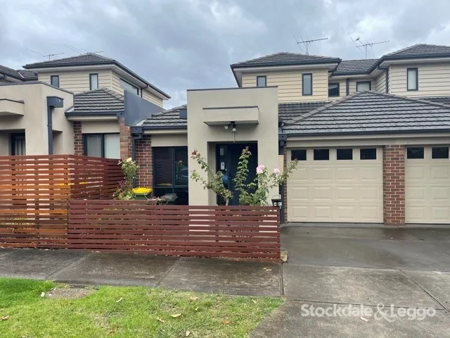 MODERN 2 BEDROOM TOWNHOUSE - FRESHLY PAINTED WITH AIR CON!
