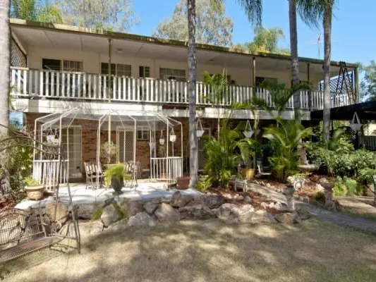 Renovators Dream - Commanding position!
