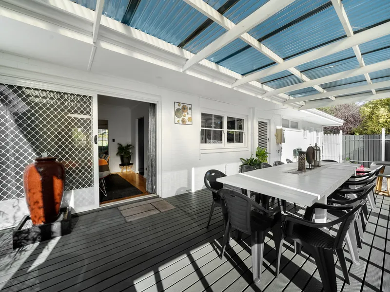 Tranquil Colonial Home with Contemporary Charm in Panorama's Family-Friendly Suburb.