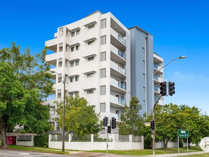 Modern Two Bedroom Apartment, Central to Everything