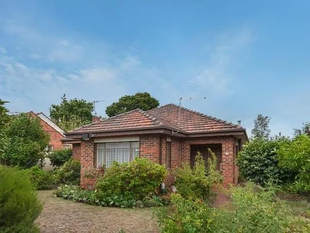 SIZABLE THREE-BEDROOM (POTENTIALLY FOUR) HOUSE IN A CONVENIENT LOCATION