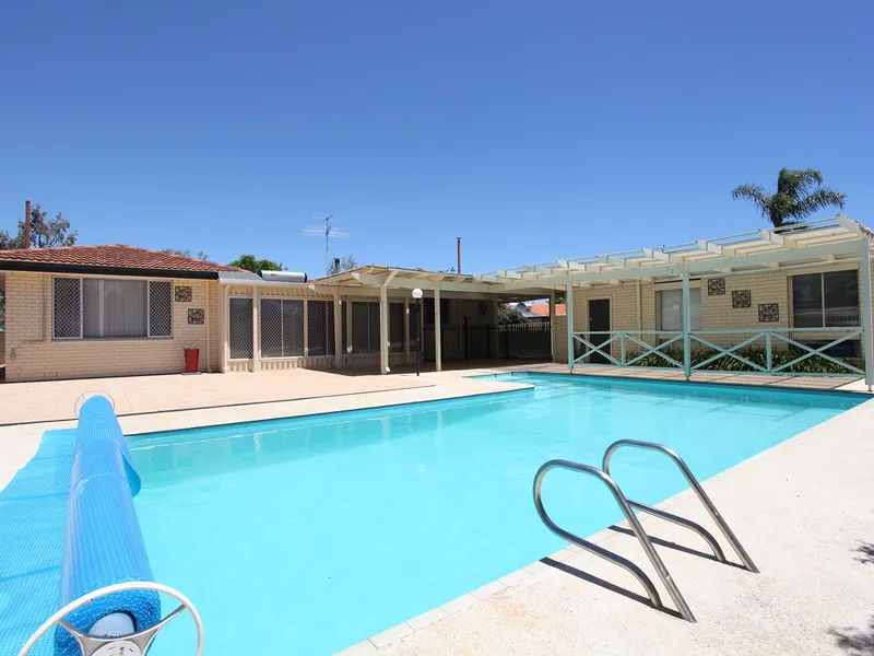 809sqm, Expansive Family Entertainer - R100 Mixed Commercial & Residential Zoning