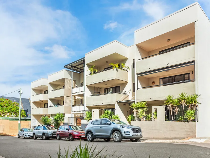 Super central location in a small quiet complex