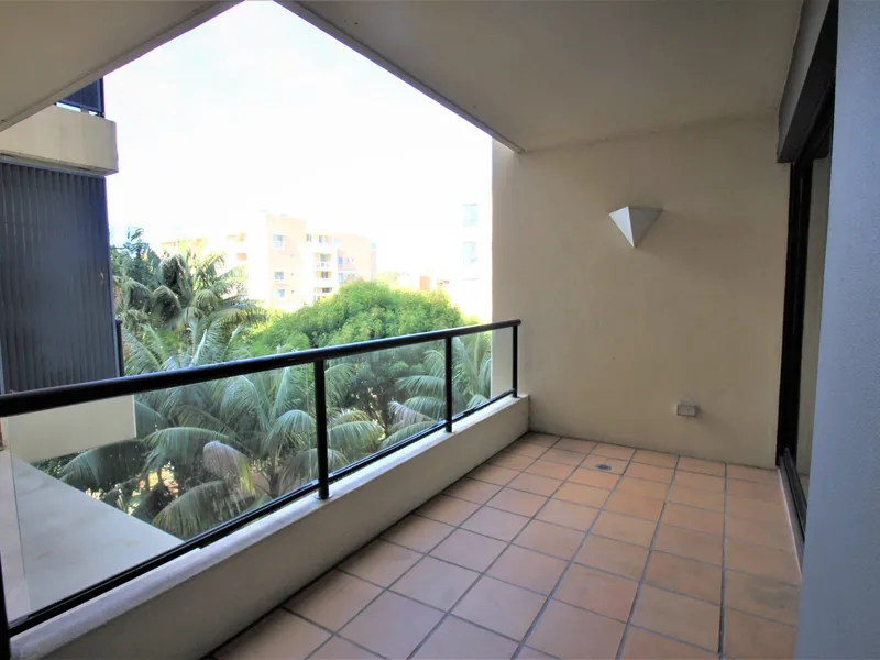 PRIVATE AND SPACIOUS TWO BEDROOM APARTMENT AT MOORE PARK GARDENS