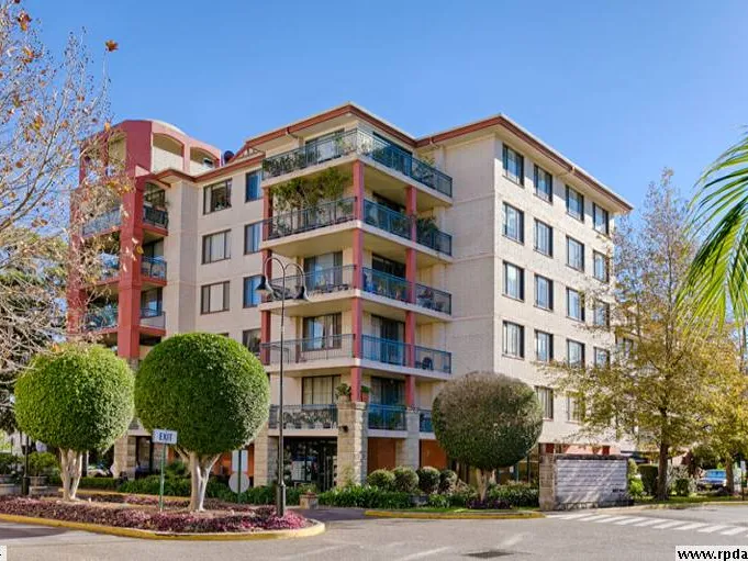 Large 3 Bedroom 2.5 Bathroom unit in Rosebery