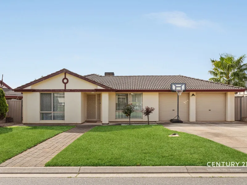 SPACIOUS FAMILY LIVING AND ENTERTAINING!