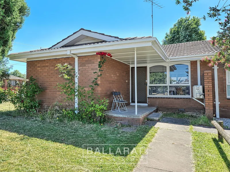 FULLY RENOVATED 2 BEDROOM UNIT WITH LARGE COURTYARD