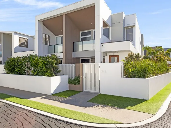 PERFECT LOCATION PLUS MODERN LIVING
