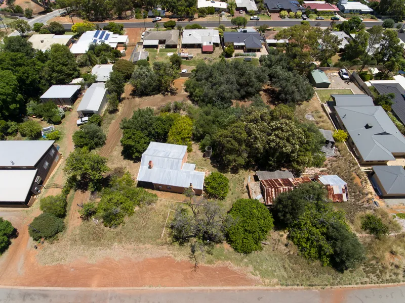 UNDER CONTRACT with SIMON PATTULLO