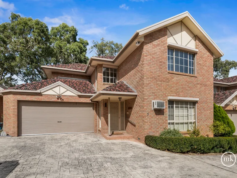 Huge Three Bedroom Townhouse with Golf Course Views!