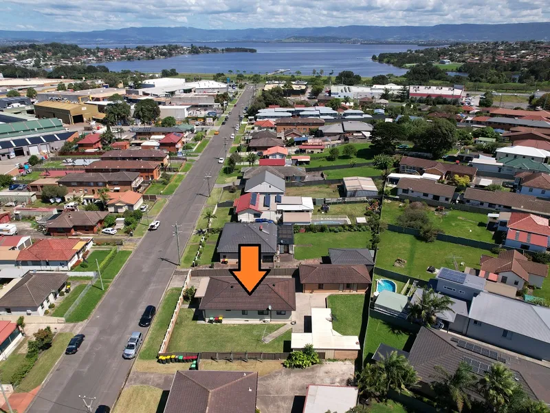 LOVELY FAMILY HOME WITH DEVELOPMENT POTENTIAL!