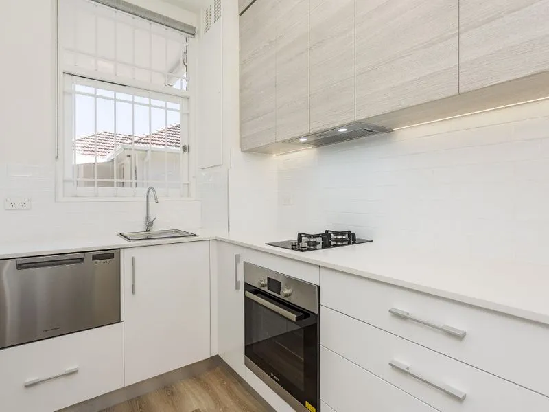 SPACIOUS & BRIGHT TWO BEDROOM APARTMENT