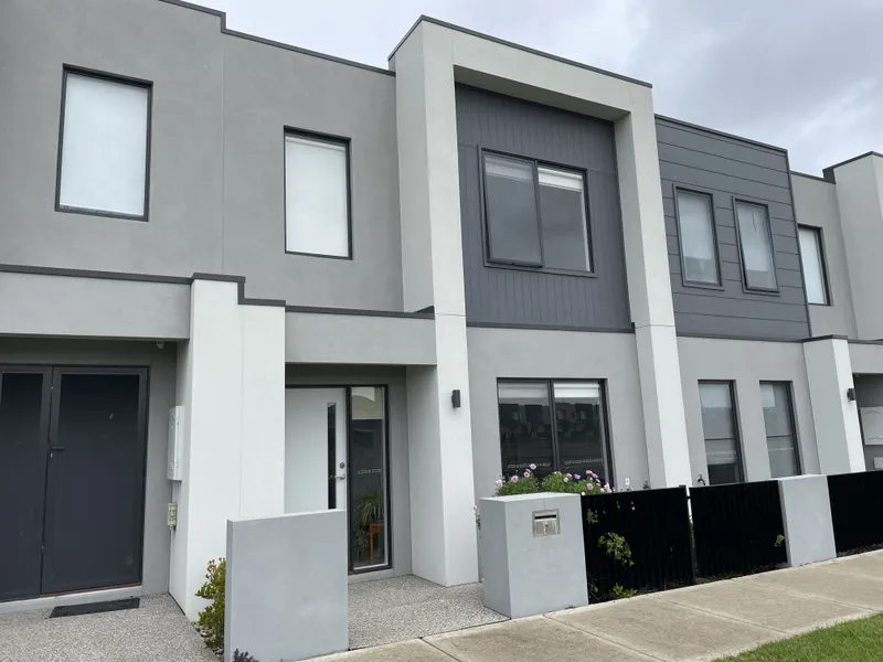 Modern townhouse in supreme location!