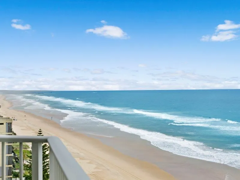 Absolute Beachfront Entire Half Floor Apartment - Main Beach!