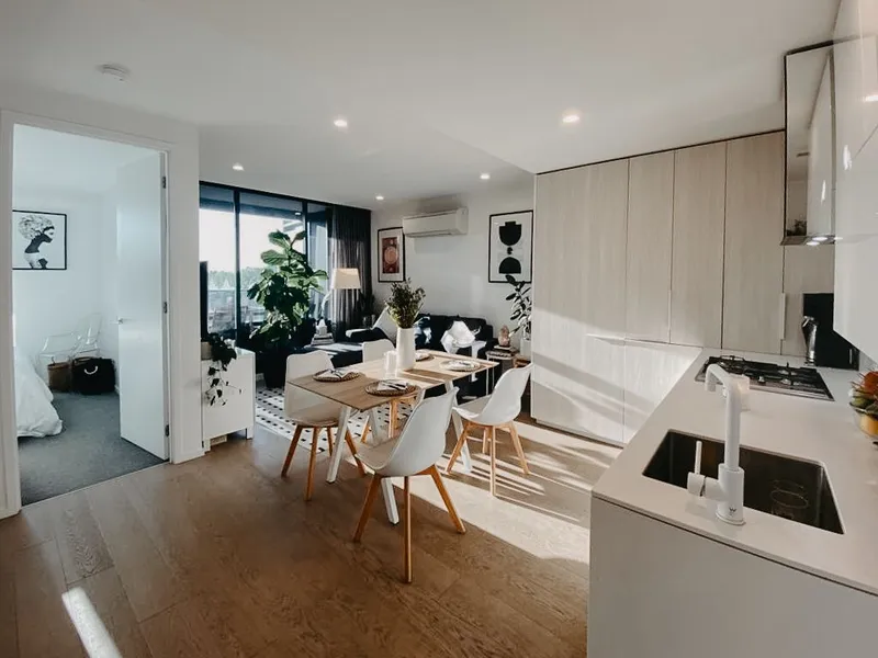 IMMACULATELY PRESENTED ONE BEDROOM APARTMENT WITH PARKING! | HODGES CAULFIELD