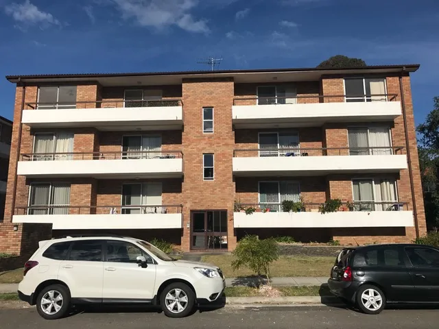 Spacious two bedroom unit - Close to train station