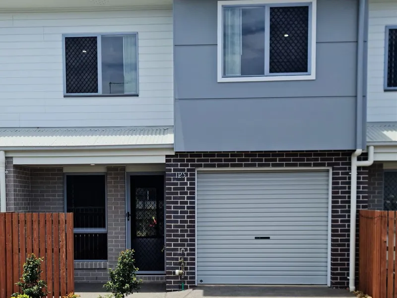 EXTRA ROOM IN THIS 3 BED 2 BATH TOWNHOUSE - COULD BE SECOND LOUNGE AREA OR WORK FROM HOME AREA!