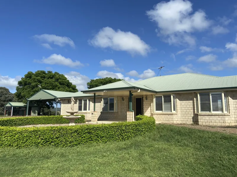 TWO FABULOUS HOUSES 30 MINS FROM INDOOROOPILLY