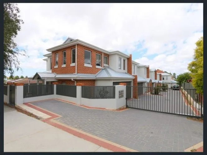 BEAUTIFUL TOWNHOUSE IN THE HEART OF VIC PARK!