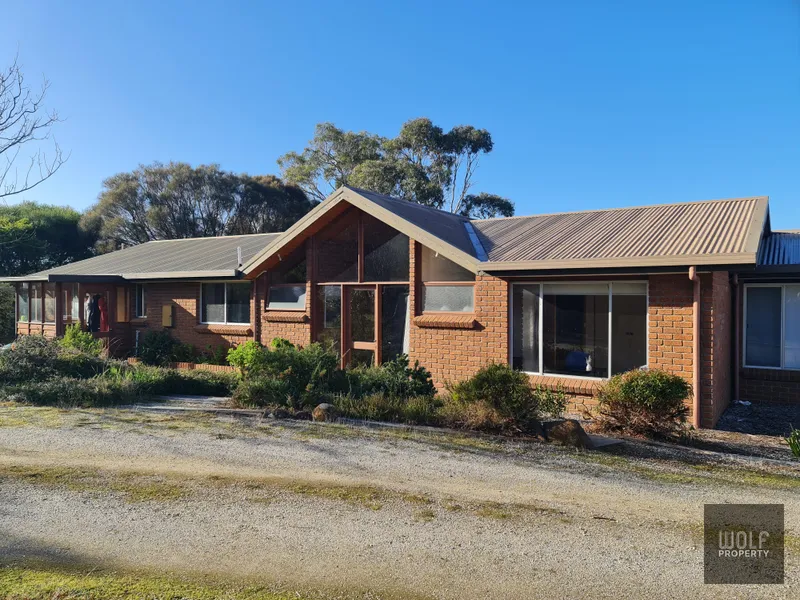 RIVERFRONT HOME - PART FURNISHED