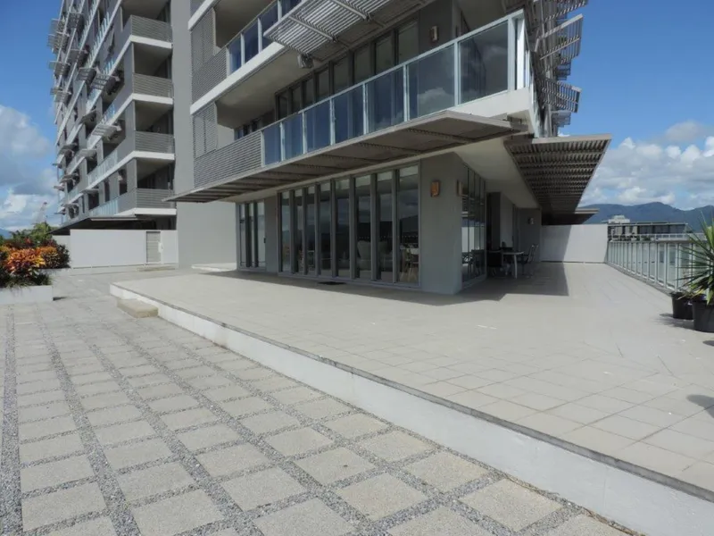 AMAZING, WATERFRONT, HARBOUR LIGHTS APARTMENT