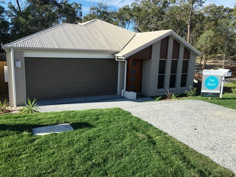 BEAUTIFUL FAMILY HOME - WALK TO SCHOOL!!