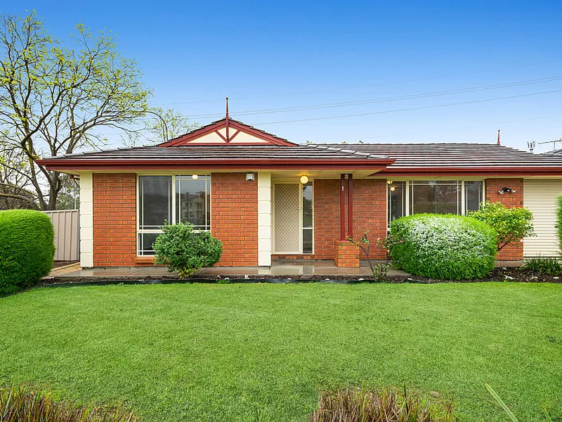 GREAT FAMILY HOME IN POPULAR 'KINGS GREEN ESTATE'