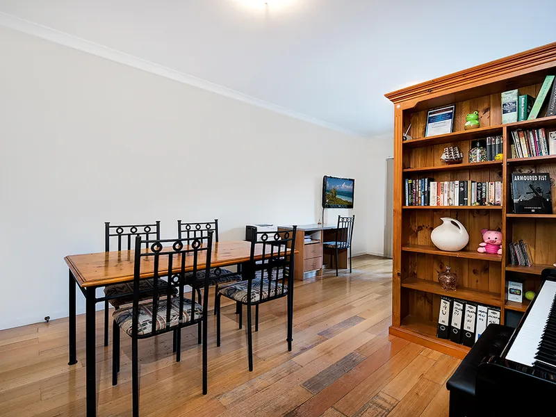 Just 4 min walk to station and footsteps to School!