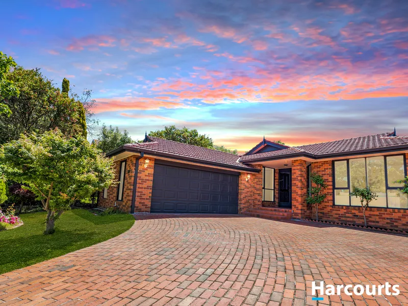 Lavish Living Space in a Leafy Cu De Sac