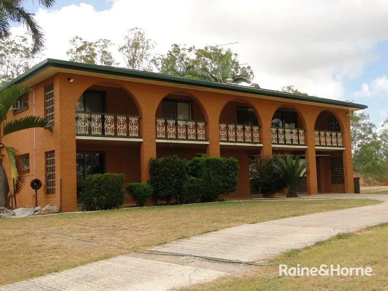 FAMILY HOME WITH SWIMMING POOL & HORSE PADDOCK