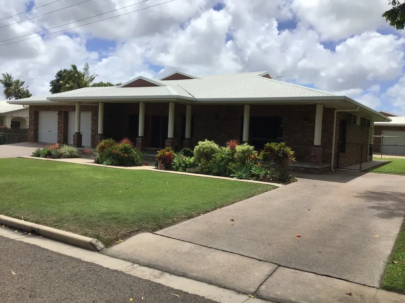 628m2 Luxury Family Home - 1513m2 Allotment Overlooking Golf Course 