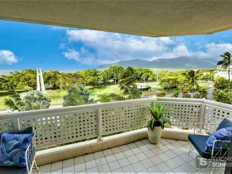 SWEEPING OCEAN AND MOUNTAIN VIEWS, COASTAL LUXURY LIVING