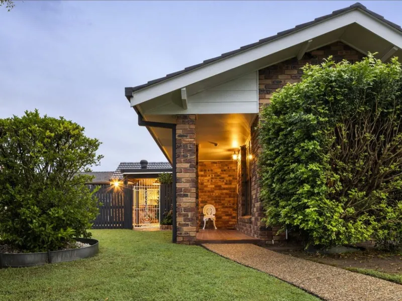 Incredible Opportunity To Make This Carindale Home Yours!