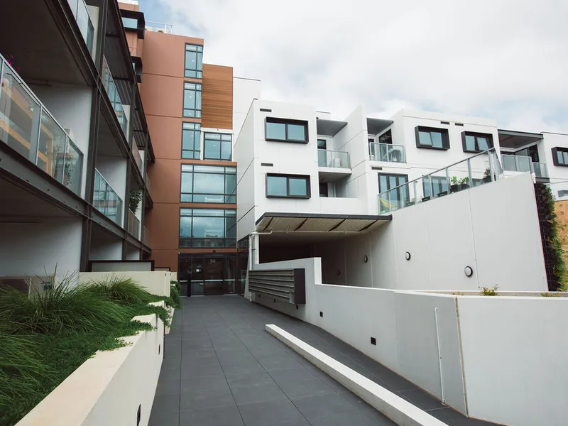 LIGHT FILLED THREE BEDROOM APARTMENT