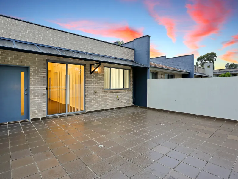 Top Floor 2 Bedroom Townhouse