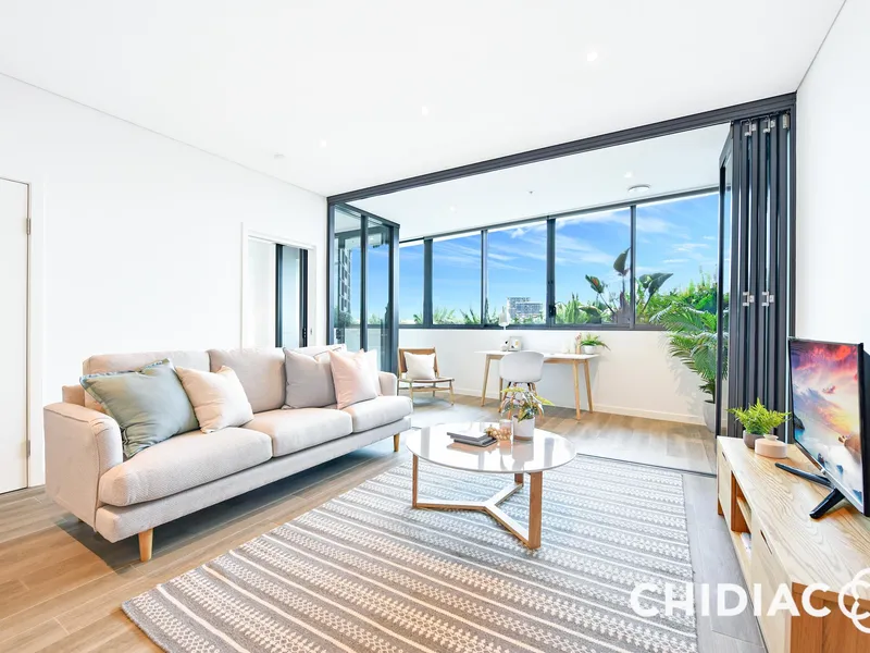 Backdrop of water and skyline | Light-filled paradise 🌴