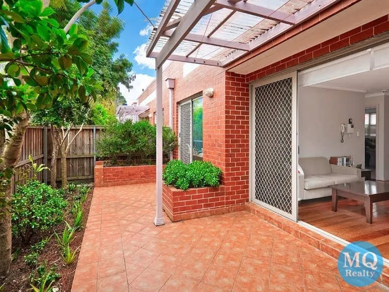 Cozy Three Bedrooms Townhouse Located in Quite Street