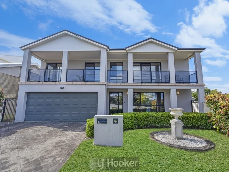 SIMPLY STYLISH WITH LAKE VIEWS