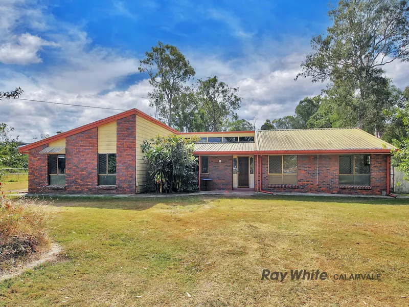 Spacious Family Home for Rent on Acreage in Hillcrest.