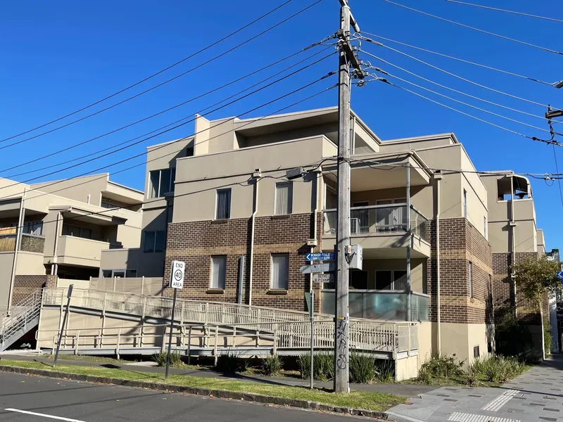 Contemporary 2 bedroom unit perfectly placed!