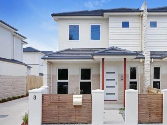 HOP SKIP JUMP TO ALTONA BEACH AND PIER ST