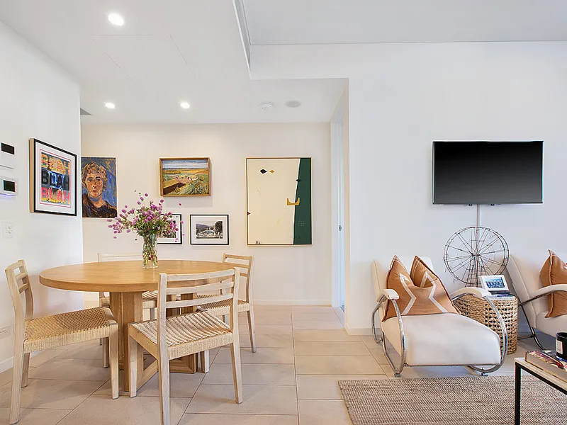 CONTEMPORARY ONE-BEDROOM APARTMENT - SET IN LUXURIOUS BONDI COMPLEX