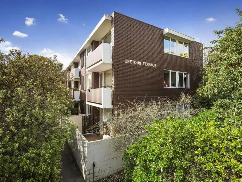 GENEROUS TOP FLOOR APARTMENT